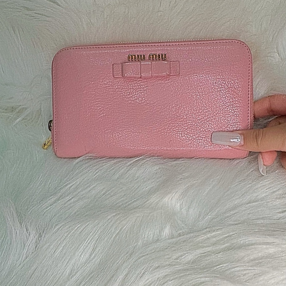 Authentic Miu Miu calfskin Leather Bow Zip Around Wallet In Very Good Condition